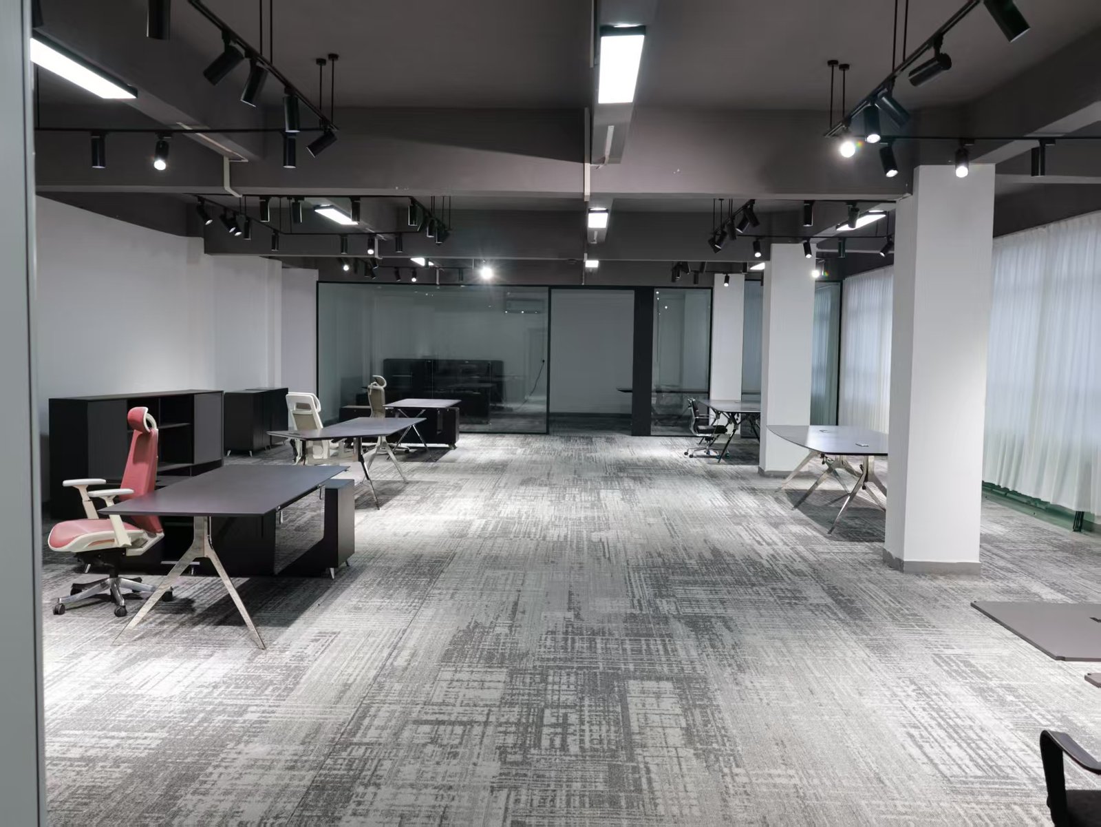NORDA showroom with workstations, meeting tables and executive desks