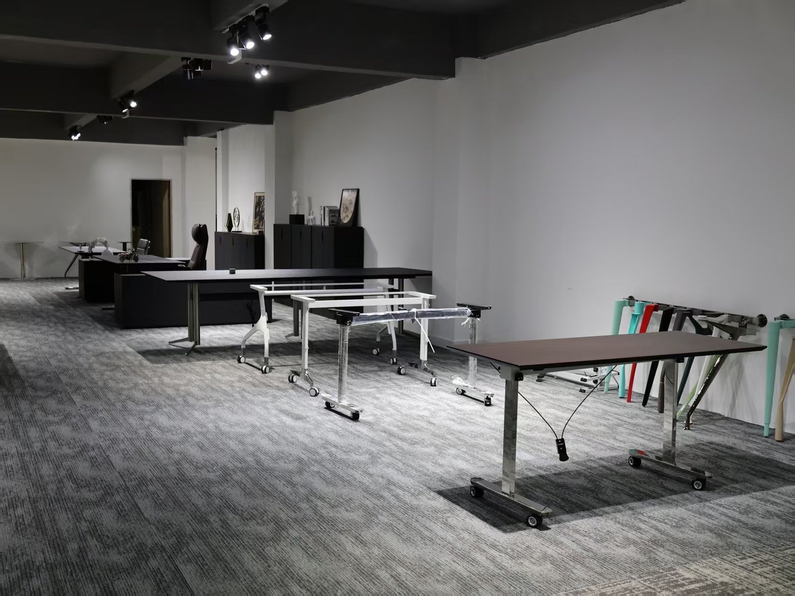 Height-adjustable desks displayed in the NORDA showroom